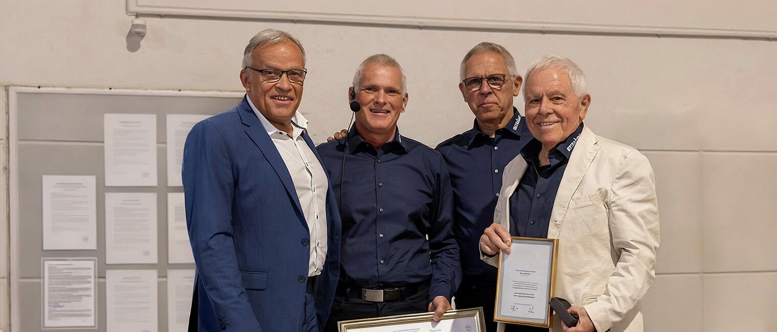 Werner Melzer mit den Söhnen Axel und Martin und HwK-Präsident Kurt Krautscheid