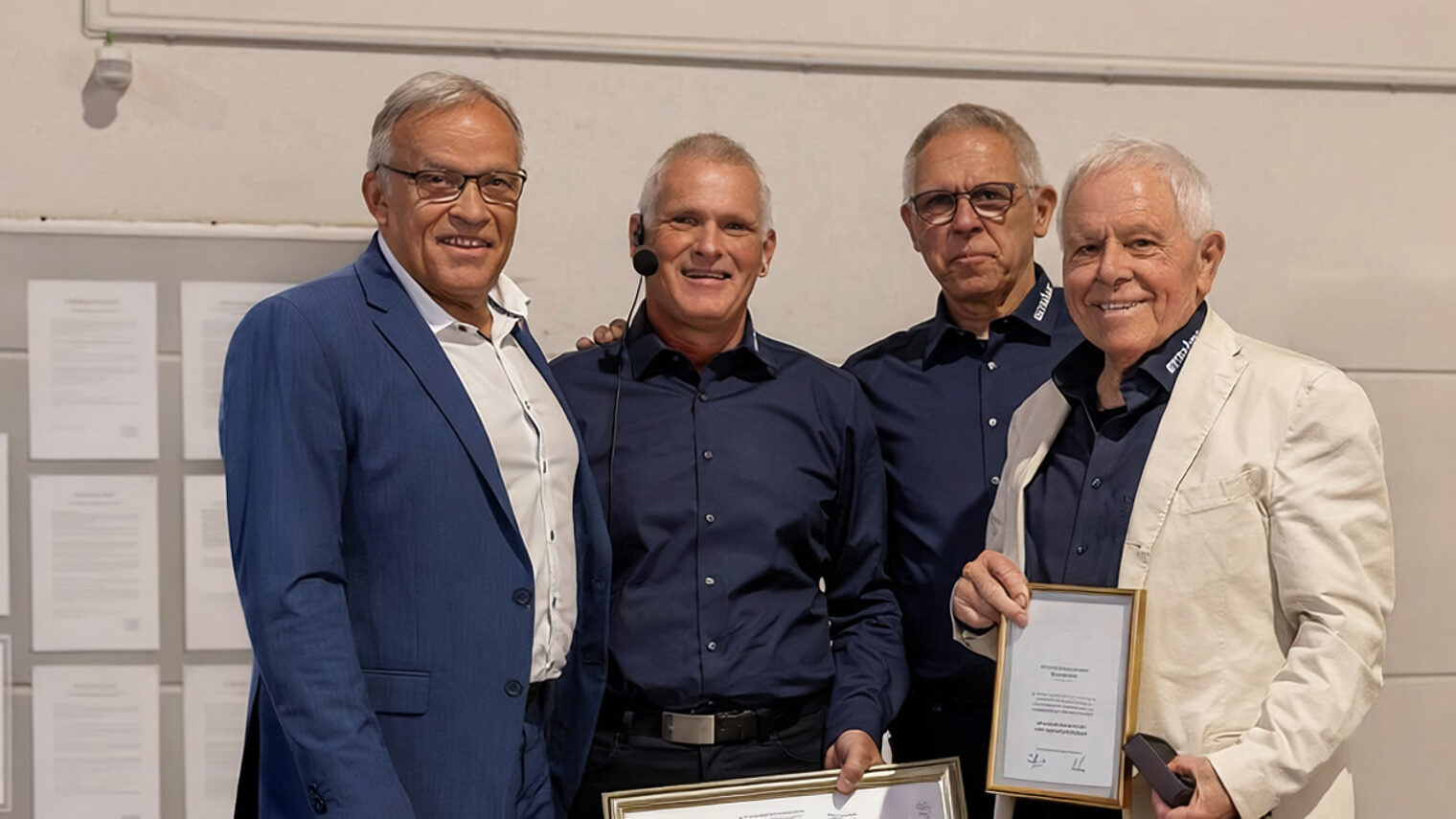 Werner Melzer mit den Söhnen Axel und Martin und HwK-Präsident Kurt Krautscheid