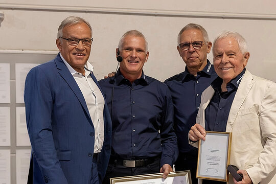 Werner Melzer mit den Söhnen Axel und Martin und HwK-Präsident Kurt Krautscheid