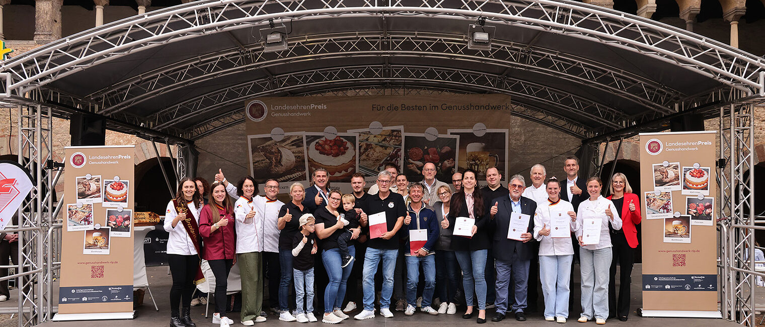 Gruppenbild der ausgezeichneten Betriebe mit Minister Michael Ebling