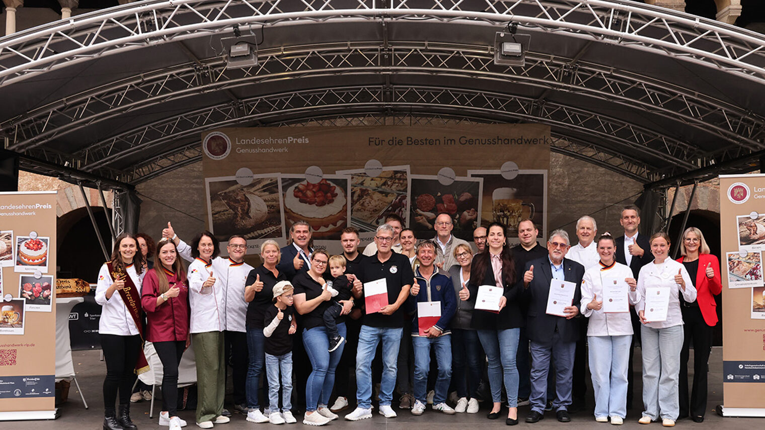 Gruppenbild der ausgezeichneten Betriebe mit Minister Michael Ebling