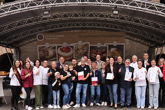 Gruppenbild der ausgezeichneten Betriebe mit Minister Michael Ebling