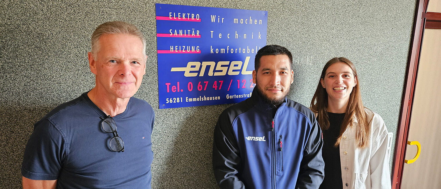 Gruppenbild mit Jochen Ensel, Abdulvohid Akbarov und Ann-Kathrin Maaß