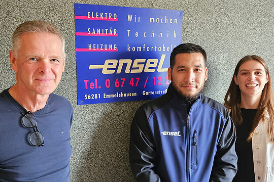 Gruppenbild mit Jochen Ensel, Abdulvohid Akbarov und Ann-Kathrin Maaß