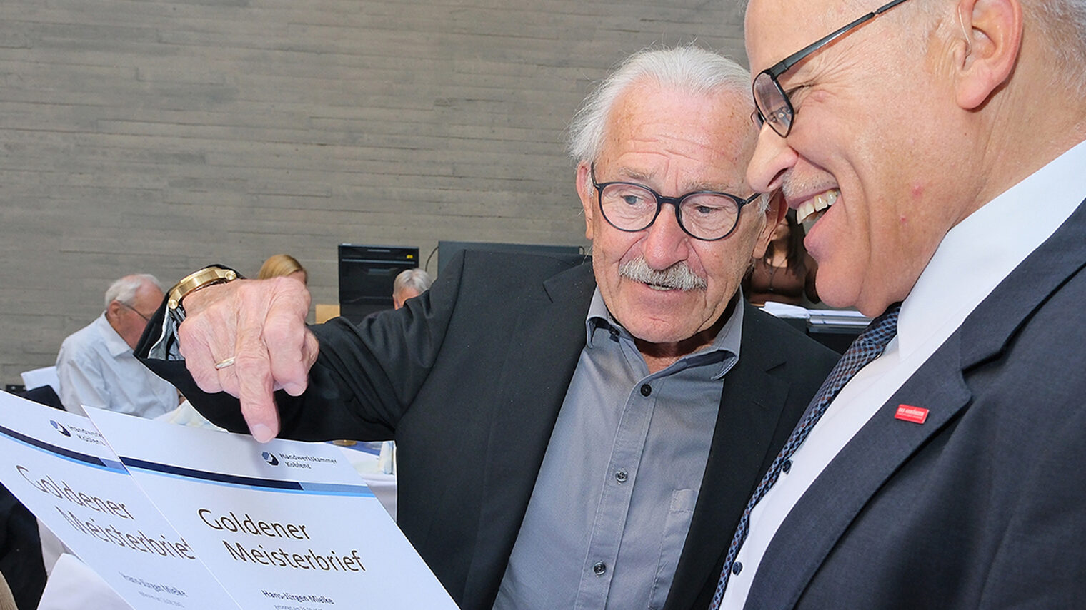Foto von der Übergabe eines Goldenen-Meisterbrief