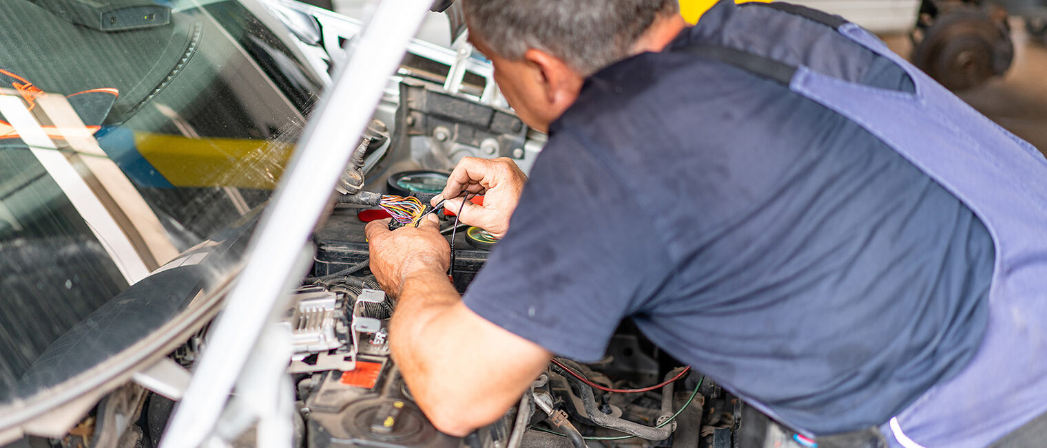 Handwerker arbeitet im Motorraum