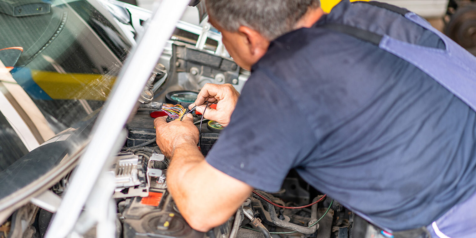 Handwerker arbeitet im Motorraum