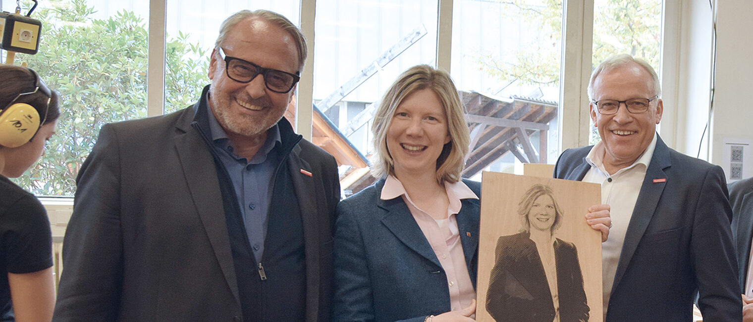 Jennifer Groß zeigt ihr Konterfei auf Holz.