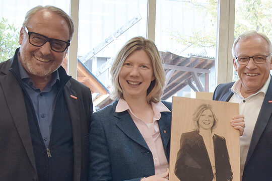 Jennifer Groß zeigt ihr Konterfei auf Holz.