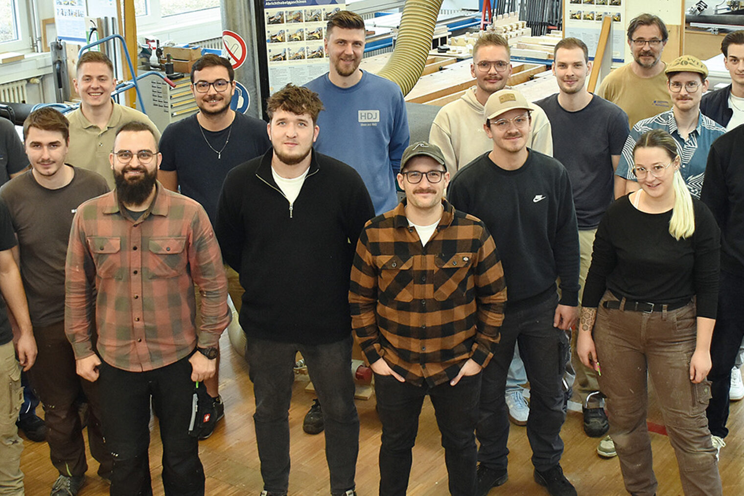 Gruppenbild der Tischlermeister gemeinsam mit den Mitgliedern des Prüfungsausschusses und den Meister-Ausbilder der HwK.