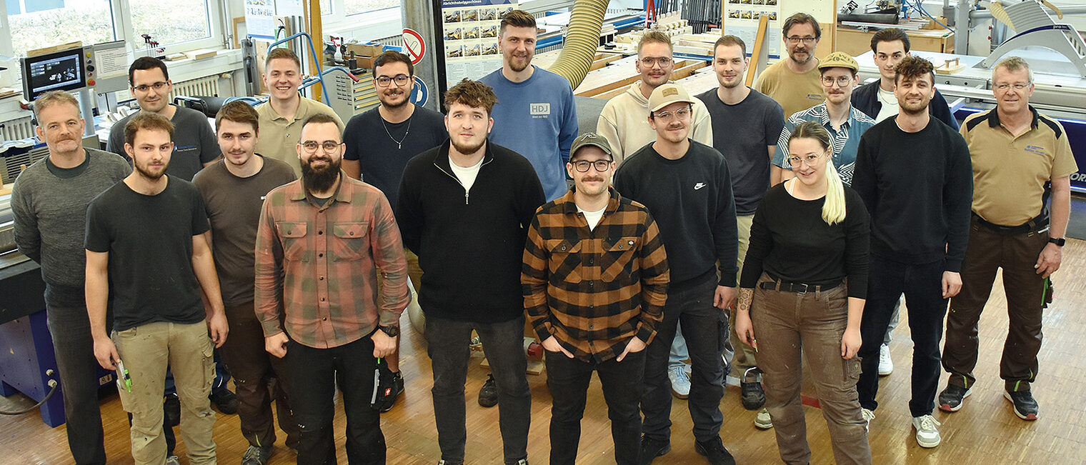 Gruppenbild der Tischlermeister gemeinsam mit den Mitgliedern des Prüfungsausschusses und den Meister-Ausbilder der HwK.