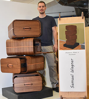 Samuel Wagner aus Mudenbach mit seinem modularem Möbel aus Nussbaum 