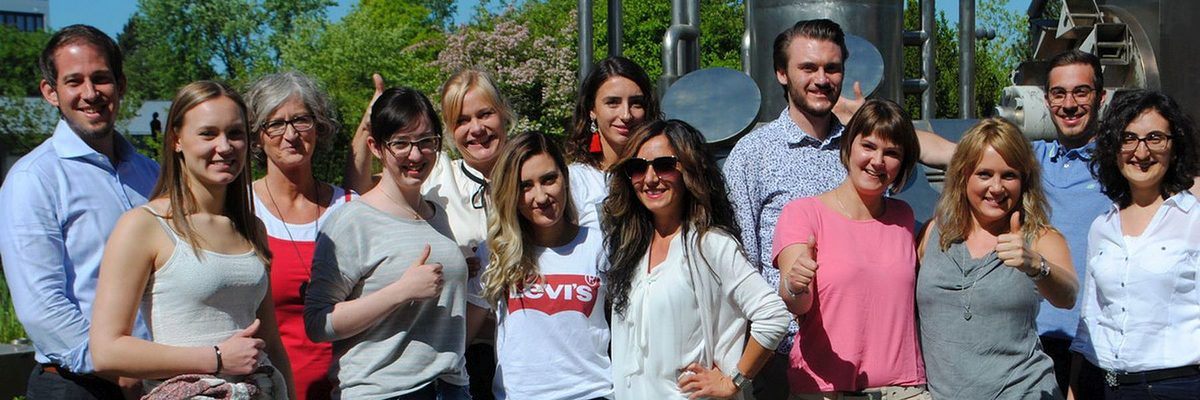 Die Teilnehmer des ersten Studiengangs für Friseure und Vertreter der HwK Koblenz und der Steinbeis Hochschule. Die Teilnehmer des ersten Studiengangs für Friseure und Vertreter der HwK Koblenz und der Steinbeis Hochschule.