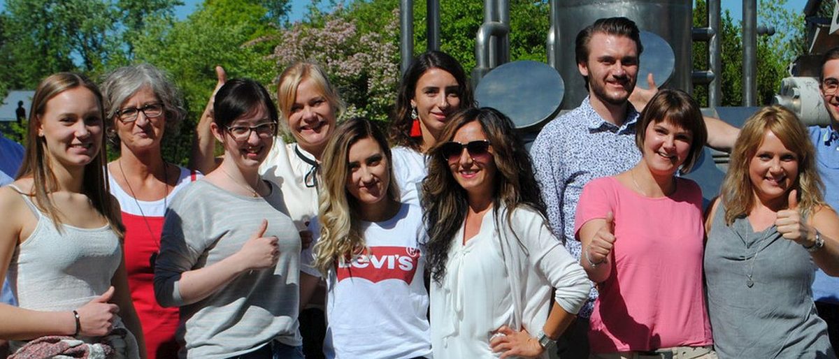 Die Teilnehmer des ersten Studiengangs für Friseure und Vertreter der HwK Koblenz und der Steinbeis Hochschule. Die Teilnehmer des ersten Studiengangs für Friseure und Vertreter der HwK Koblenz und der Steinbeis Hochschule.