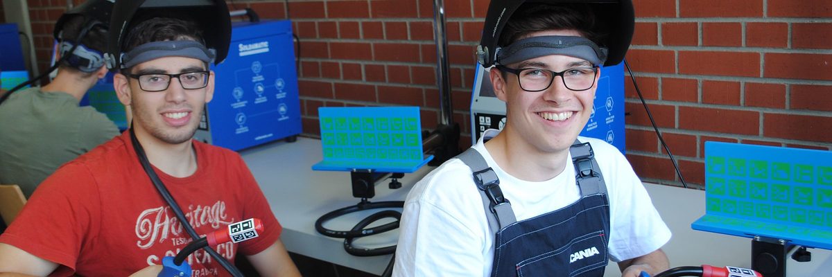 Tayfun Demir und Julian Schütz (v.l.) Tayfun Demir und Julian Schütz (v.l.) besuchen bereits zum 2. Mal das "MINT-Technik-Camp" bei der Handwerkskammer Koblenz.