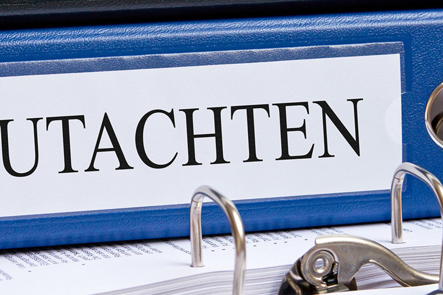 Nahaufnahme eines Ordnerrückens mit dem Schriftzug "Gutachten"