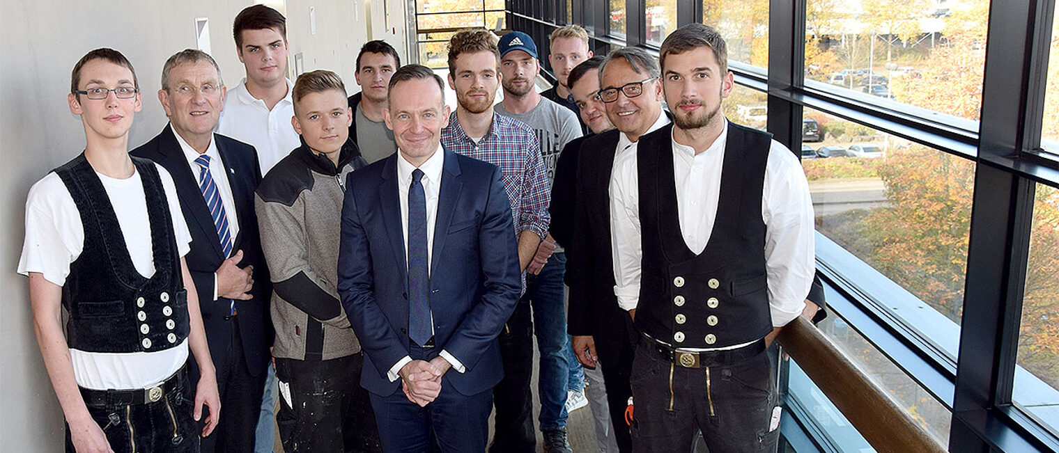 Wirtschaftsminister Volker Wissing (Bildmitte vorn) mit Lehrlingen aus Bauberufen beim Dialog in der Handwerkskammer Koblenz; 2.v.l. deren Hauptgeschäftsführer Alexander Baden, 2.v.r. sein Nachfolger Ralf Hellrich. Foto: HwK Koblenz