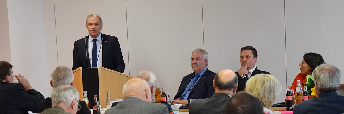 Das HwK-Präsidium mit Wirtschaftsstaatssekretärin Daniela Schmitt Die Vollversammlung mit dem HwK-Präsidium um Kurt Krautscheid und Gastrednerin Daniela Schmitt (Wirtschaftsstaatssekretärin)