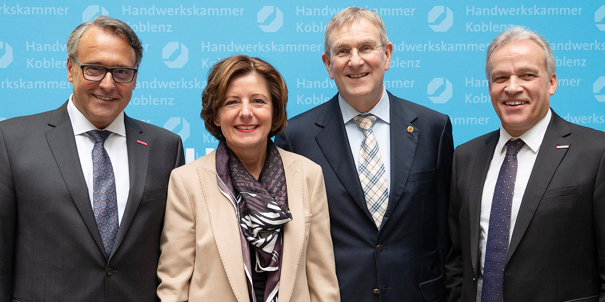 feierlicher Wechsel an der hauptamtlichen HwK-Spitze Alexander Baden (2.v.r.), Ralf Hellrich (links), Ministerpräsidentin Malu Dreyer (2.v.l.) und Präsident Kurt Krautscheid