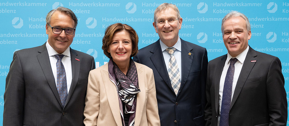 feierlicher Wechsel an der hauptamtlichen HwK-Spitze Alexander Baden (2.v.r.), Ralf Hellrich (links), Ministerpräsidentin Malu Dreyer (2.v.l.) und Präsident Kurt Krautscheid