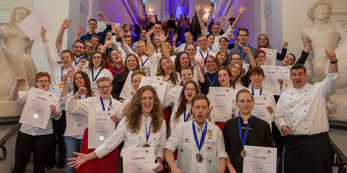 Freuten sich über zwei spannende Tage im Schloss. Teilnehmer, Preisträger und Organisatoren des zweiten "Le Championnat du Chocolat à Coblence". Freuten sich über zwei spannende Tage im Schloss. Teilnehmer, Preisträger und Organisatoren des zweiten "Le Championnat du Chocolat à Coblence".